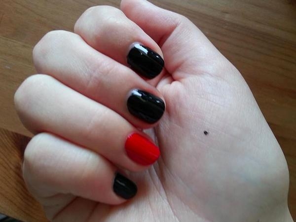 Vì sao cô gái vẽ chấm đen lên lòng bàn tay, cảnh sát lập tức tìm đến?