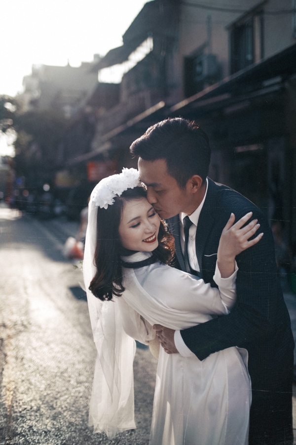 Cặp đôi cực đáng yêu khi chụp ảnh cưới theo phong cách xưa của bố mẹ