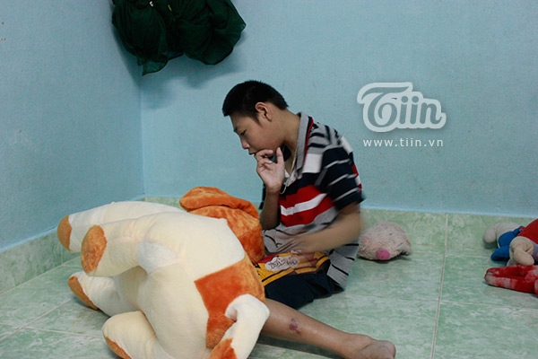 Một tay anh chăm bẵm cho 2 con từng li từng tí.