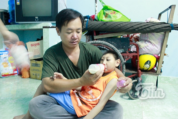Một tay anh chăm bẵm cho 2 con từng li từng tí.