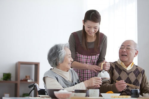 Con dâu tắm cho cha chồng, con trai vệ sinh cho mẹ