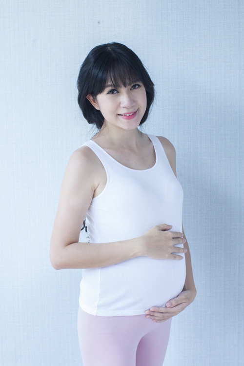 Minh Hà đang mang thai con thứ tư ở tháng thứ năm. Hot girl một thời được mời làm đại diện cho một chiến dịch bầu.