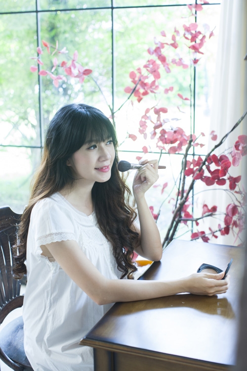 Bên cạnh chăm sóc da tại nhà, bà mẹ hot girl còn thường xuyên đi spa để làn da được chăm sóc từ sâu bên trong.