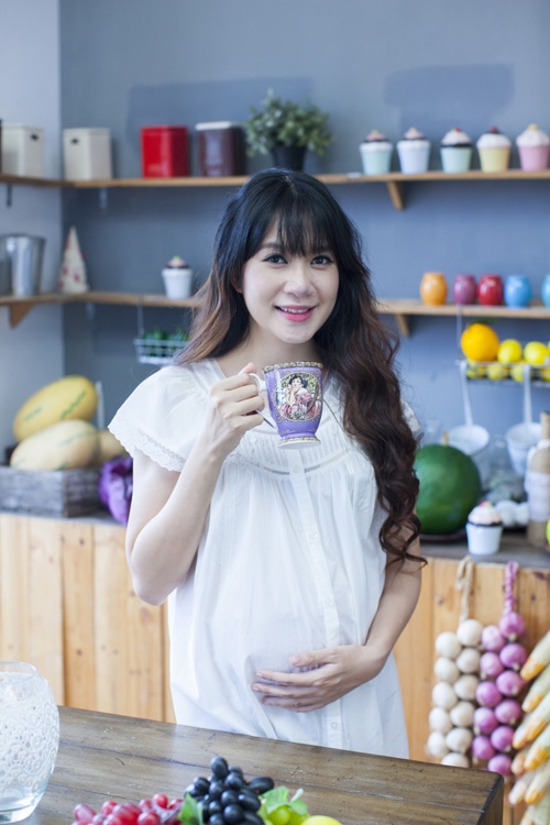Với hình ảnh đẹp và gia đình hạnh phúc, Minh Hà được nhiều nhãn hàng mời làm đại diện.