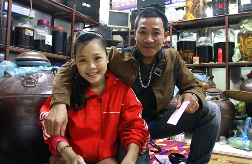 Tình yêu của anh Dũng và chị Hương được xây dựng trước hết từ tình bạn, tình thương và sau cùng là tình yêu. Họ đã vượt nhiều trở ngại để có được cuộc sống hạnh phúc hôm nay. Ảnh: Phan Dương.