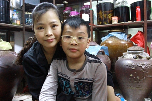Bé Hoàng Vĩnh Tuyến, giờ đã 9 tuổi, biết mẹ bị bệnh, càng yêu thương mẹ hơn. Ảnh: Phan Dương.