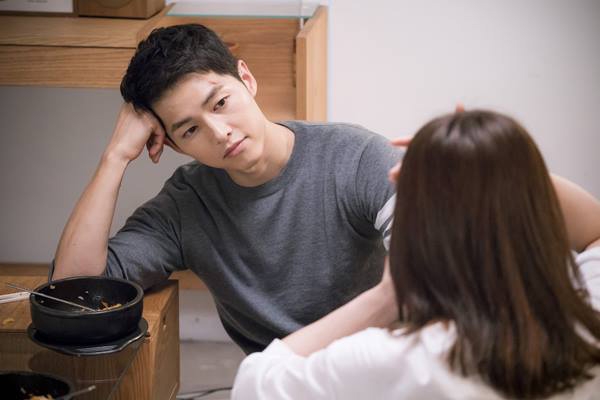 Yêu người trái ngược với mình sẽ giúp hút nhau hay đẩy nhau xa hơn?