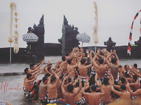 Chàng cơ trưởng điển trai khiến giới trẻ