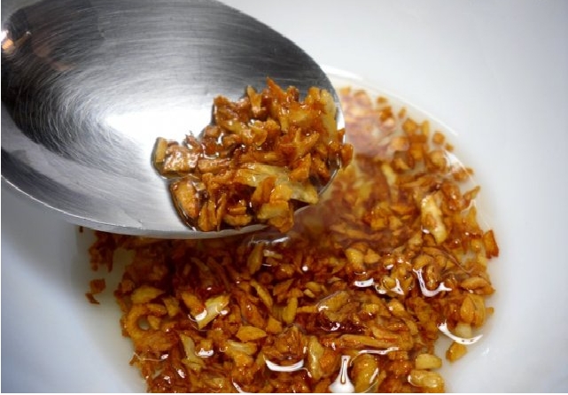 Mẹo phi tỏi giòn thơm không phải ai cũng biết