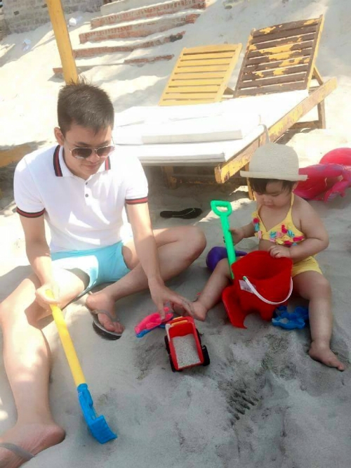 Có con gái, Thịnh thay đổi bản thân. Việc ngồi hàng giờ cùng chơi đồ hàng, chơi búp bê với con cũng trở nên rất đỗi bình thường.