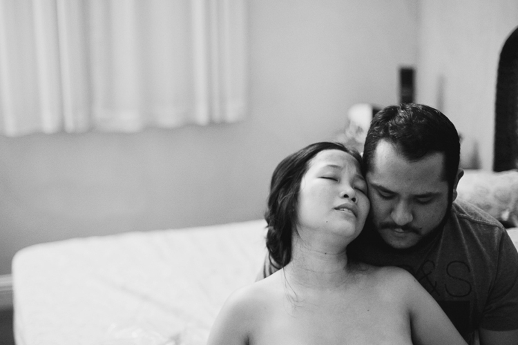 Đàn ông đừng bỏ vợ một mình khi xảy ra 5 bước ngoặt này trong đời