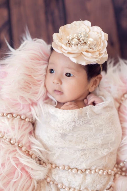 "Hôm nay con gái tròn sáu tháng. Sự hiện diện của con trong gia đình là một thay đổi lớn cho tất cả mọi người. Đến bây giờ mẹ vẫn chưa hết sung sướng vì có con trong đời."