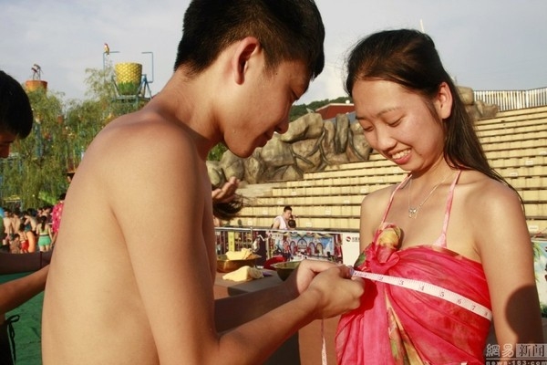Đàn ông à, đừng "đo" phụ nữ chỉ bằng vòng một