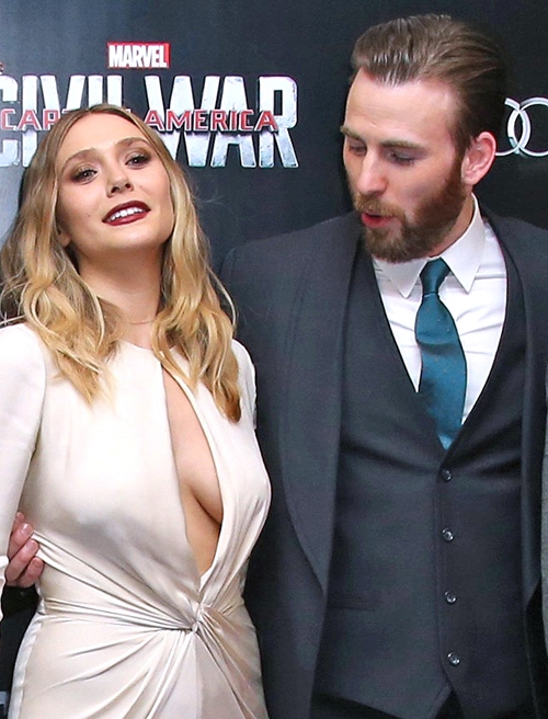 "Đội trưởng Mỹ" Chris Evans như bị thôi miên trước bầu ngực sexy của cô đào Elizabeth Olsen tại lễ ra mắt phim "Captain America: Civil War" ở London hôm 27/4.