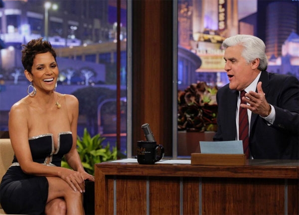 Biên tập viên Jay Leno của chương trình truyền hình "The Tonight Show" bị phân tán vì cách ăn mặc gợi cảm của cô đào Halle Berry.