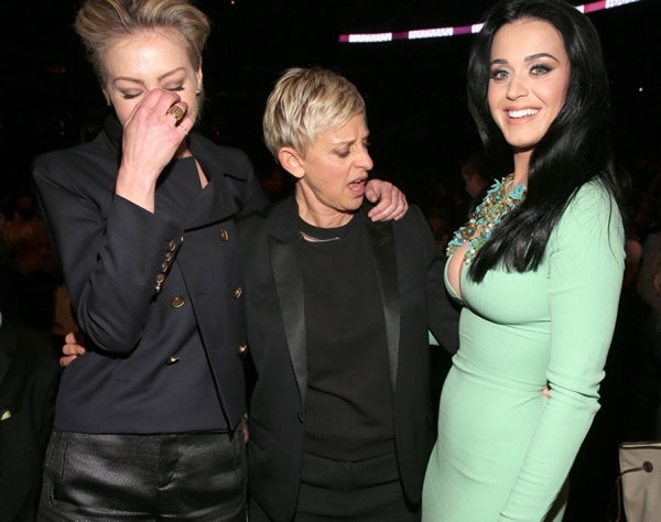 Nữ MC Ellen DeGeneres đi cùng bạn đời đồng giới nhưng vẫn không thể rời mắt khỏi vòng một của ca sĩ Katy Perry.