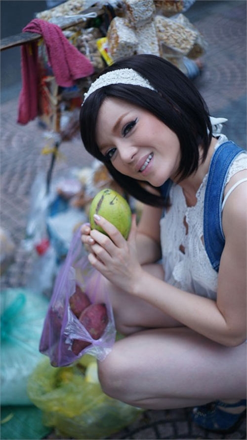Cô liên tục mắc lỗi trang điểm quá tay, khiến khuôn mặt thô kệch, rất kém thu hút.