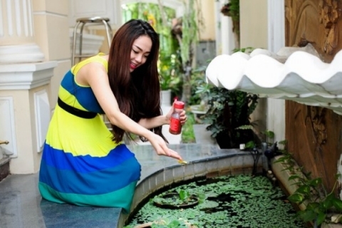 Thời gian rãnh rỗi cô thường vui đùa và chăm lo cho hồ cá nhỏ trong nhà của mình. Minh Hằng đang có cuộc sống hạnh phúc bên mẹ trong căn nhà triệu đô ở quận 2 TP. HCM. Ngôi nhà rộng với nội thất tiện nghi sang trọng.