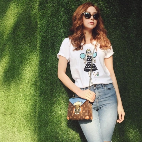 Minh Hằng còn được nhận xét là tay chơi đồ hiệu ngầm của showbiz Việt. Không ít lần cô diện trên mình những bộ cánh hàng hiệu đắt tiền lên đến hàng trăm triệu.
