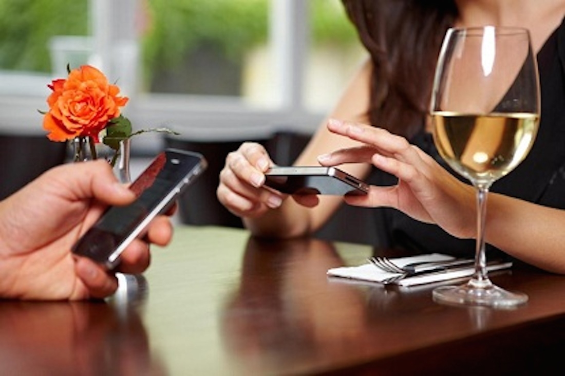 Cô gái à, bật chế độ xa lánh với mạng ảo đi!