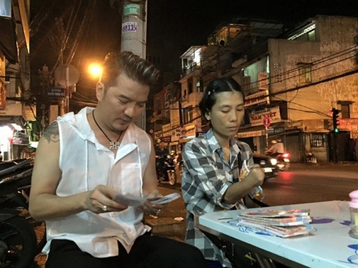 Đàm Vĩnh Hưng còn bỏ tiền túi mua tất cả vé số cho những người nghèo trong đêm khuya để họ về nhà kịp đón giao thừa.