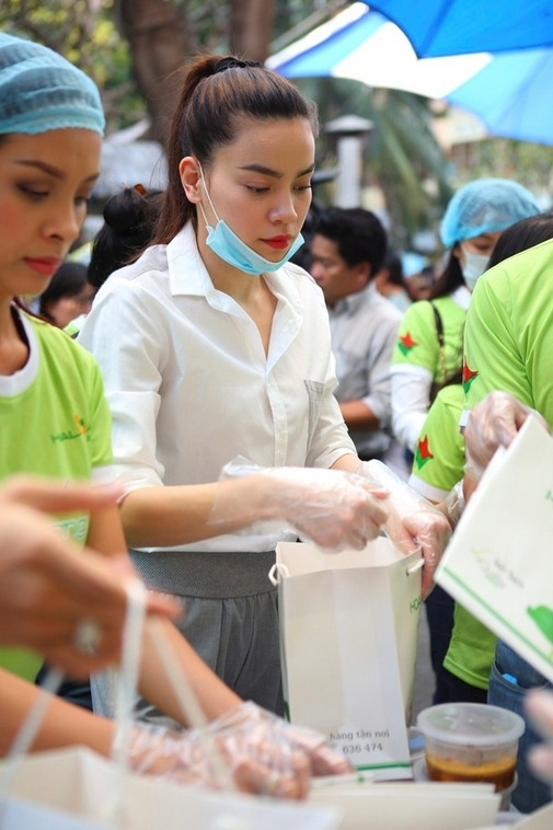 Hồ Ngọc Hà và nhiều sao Việt đi phát thức ăn cho người nghèo