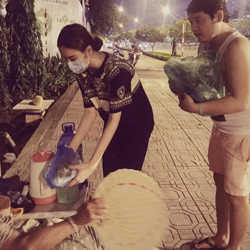 Hay giống như Angela Phương Trinh muốn giúp đỡ người vô gia cư thì đi phát thức ăn thay vì cho họ tiền