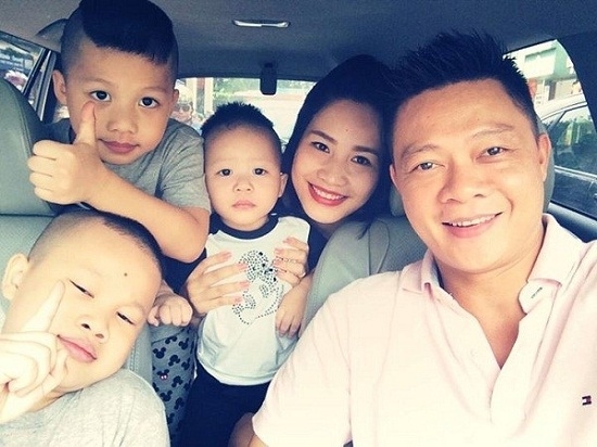 Được biết, vợ Quang Minh đang làm kinh doanh. Dù công việc rất bận rộn nhưng chị vẫn rất quan tâm, chăm sóc cho gia đình.