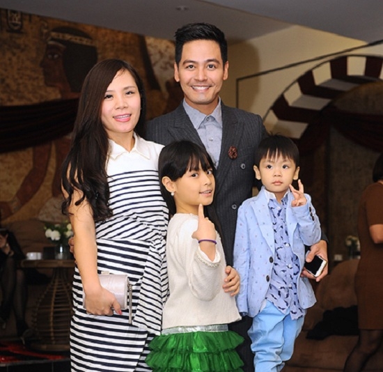 Theo tìm hiểu, vợ MC Phan Anh tên là Dương Tuấn Ngọc, sinh năm 1981 và hiện đang làm việc trong lĩnh vực ngân hàng.