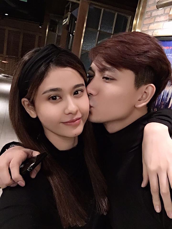 Không ngần ngại trao nhau những nụ hôn ngọt ngào.