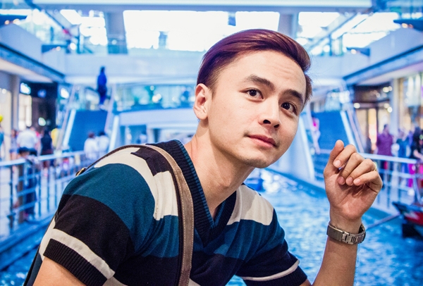 Văn Anh cũng tạo dáng cho vợ chụp ảnh.