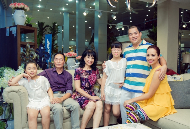 Hai cô con gái đáng yêu chắc chắn là niềm tự hào của gia đình.