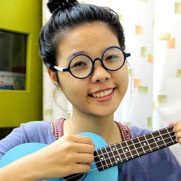 Hẳn các fan vẫn còn nhơ shifnh ảnh cô gái Cát Tường nhí nhảnh với cặp kính cận, mái tóc đen dài, lúc nào cũng nở nụ cười rạng rỡ.