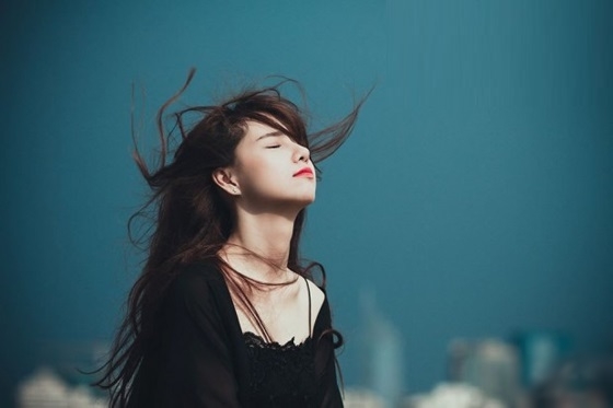 Khi người ta tổn thương, thứ mất đi còn nhiều hơn là một giọt nước mắt, hay một bóng dáng vô tình anh biết không?