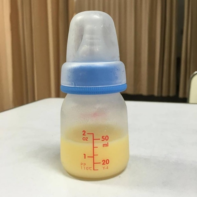 Thiếu đôi chân, người mẹ trẻ khá vất vả khi nuôi con nhưng được chồng động viên và hết sức hỗ trợ nên chị vẫn quyết định nuôi con hoàn toàn bằng sữa mẹ.