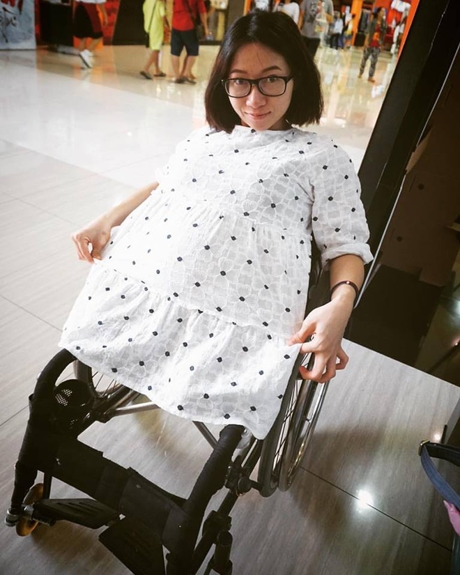 Người mẹ trẻ liên tục cập nhật thông tin và hình ảnh về quá trình mang bầu của cô trên Facebook và nhận được nhiều lời động viên, chia sẻ của những người dùng mạng.