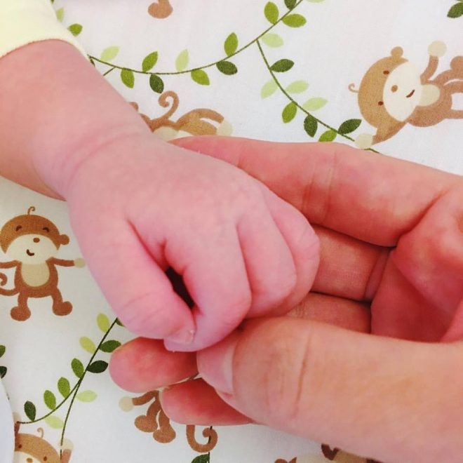 Bức hình bàn tay của bé Misu nhanh chóng thu hút rất đông sự quan tâm của mọi người.