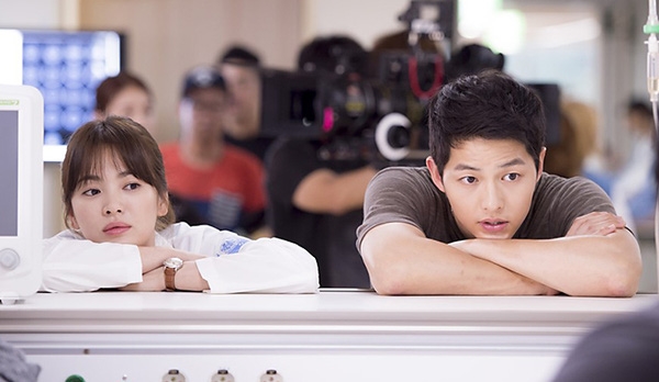 Hậu duệ mặt trời đưa tên tuổi Song Joong Ki lên một tầm cao mới và “khai sinh” ra cặp đôi Song - Song.