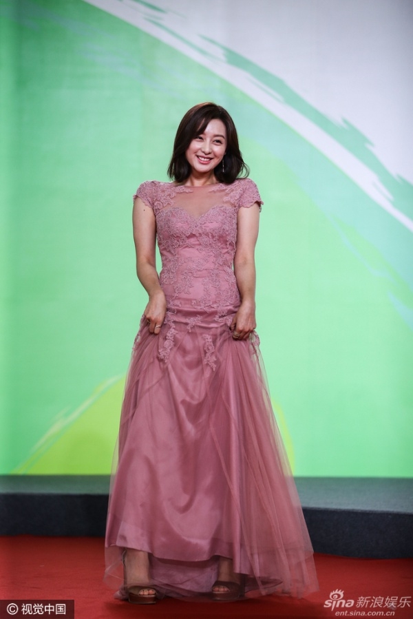 Kim Ji Won trông có vẻ mập hơn từ sau khi bước ra khỏi vai diễn trong phim Hậu duệ mặt trời.