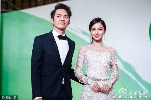 Vẻ duyên dáng của cô bên Chung Hán Lương.