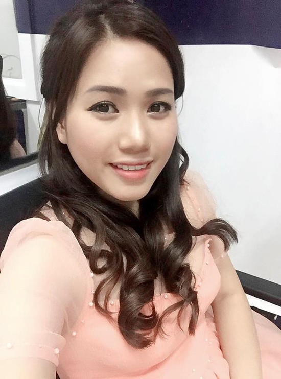 Bên cạnh đó, nữ ca sĩ cũng biết chăm chút nhiều hơn cho ngoại hình và trang điểm.