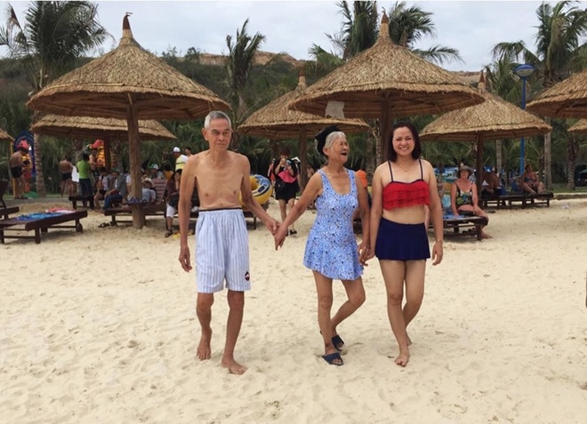 Ngày hôm qua những hình ảnh một cụ ông nắm tay cụ bà đi tắm biển được đăng lên Facebook, và lan truyền mạnh mẽ trên các trang mạng xã hội, nhận được hàng trăm nghìn like và chia sẻ.
