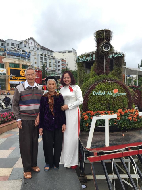 Hai cụ đã được con cháu cho đi du lịch gần như khắp cả nước. Sắp tới hai cụ mong muốn được đi tới hai địa điểm chưa được đặt chân đến là Điện Biên và Côn Đảo.