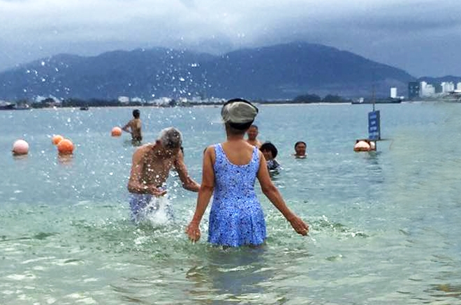 Chị Huế cho biết được đi Nha Trang - Đà Lạt là mong ước của bố mẹ chị. Dịp nghỉ hè này chị và các anh em trong nhà thực hiện ước mơ cho ông bà. Chị cùng các con cháu và bố mẹ đã có chuyến đi du lịch bắt đầu từ ngày 19/6 tới nay. Ngày mai cả gia đình sẽ kết thúc hành trình về quê Tuyên Quang.
