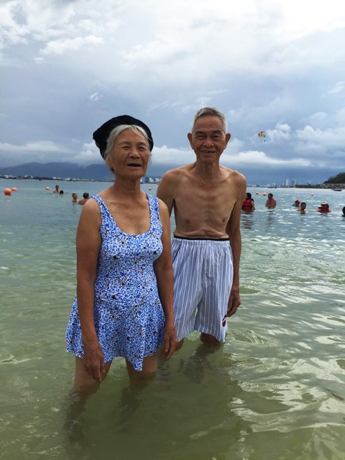 Ban đầu con cháu bảo mặc áo tắm, cụ Hảo hơi ngại nhưng tính cụ vốn "xì teen", lại được cụ ông động viên nên cụ vui vẻ mặc. Khi ra biển đi tắm, rất nhiều người đã nhìn hai cụ.