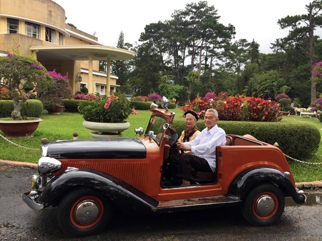 Cụ Theo và cụ Hảo đều là người Thái Bình, yêu nhau từ thời đi thanh niên xung phong. Sau đó hai cụ công tác trong Nông trường quốc doanh sông Lô (ở Tuyên Quang).