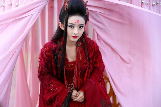 Tạo hình yêu thần với ánh mắt sắc lẻm của Hoa Thiên Cốt.