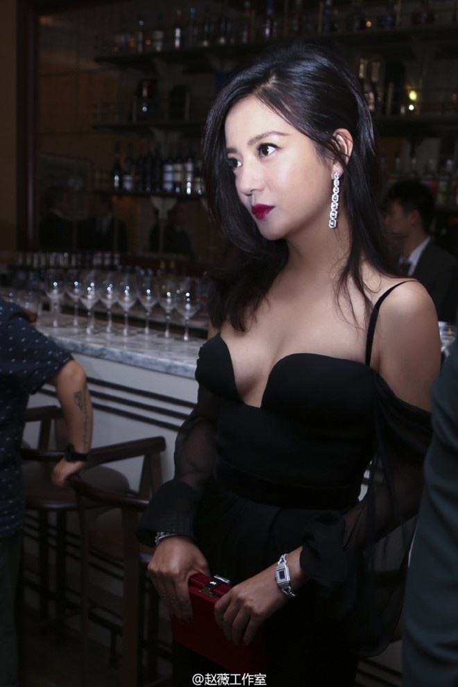 Trong khi đó, Triệu Vy lần đầu mặc táo bạo, dù vòng một khiêm tốn.