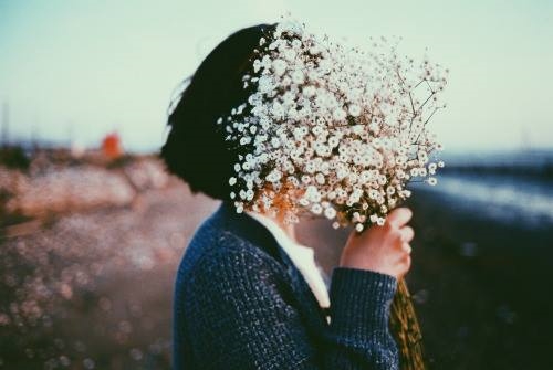 Nếu vì quá cô đơn mà yêu sai người, thì cả đời sẽ tự chuốc lấy cô đơn
