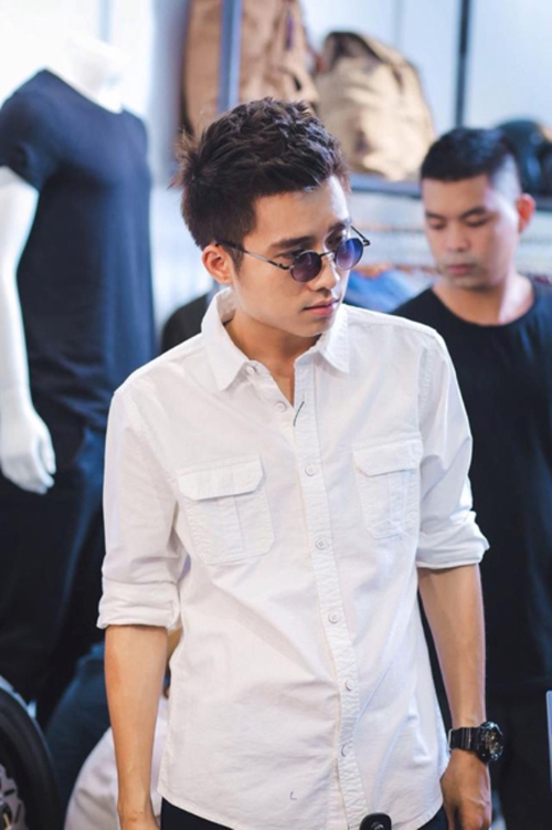 Mạnh Quân từng có thời gian lấn sân ca hát từ 2008 tới 2010 nhưng không thành công. Năm 2011, Mạnh Quân tái ngộ Minh Hương trong phim Vệt nắng cuối trời. Từ 2014, nam diễn viên tham gia phim sitcom 5S Online với vai Quyết đại ca, được giới trẻ yêu thích. Nam diễn viên sinh năm 1988.
